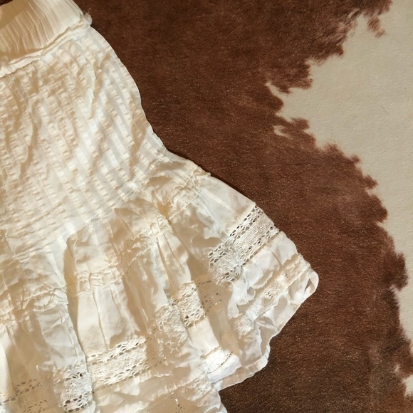 Aritzia Sunday Best skirt 
size 0 
Stretchy waist band fits lower waisted! - Picture 2 of 6